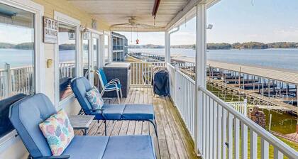 Lakeview Luxury: Jetted Tub, Dock, Fireplace
