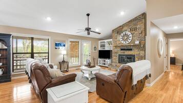 TV connectée, cheminée, livres