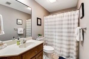 Shower, jetted tub, hair dryer, towels - Lakefront! Sleeps 17, Dock, Hot Tub, Pets, Fireplace/Pit (Hot Springs)