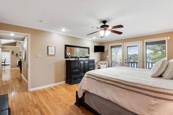 5 bedrooms, iron/ironing board, free WiFi, bed sheets - Lakefront! Sleeps 17, Dock, Hot Tub, Pets, Fireplace/Pit (Hot Springs)