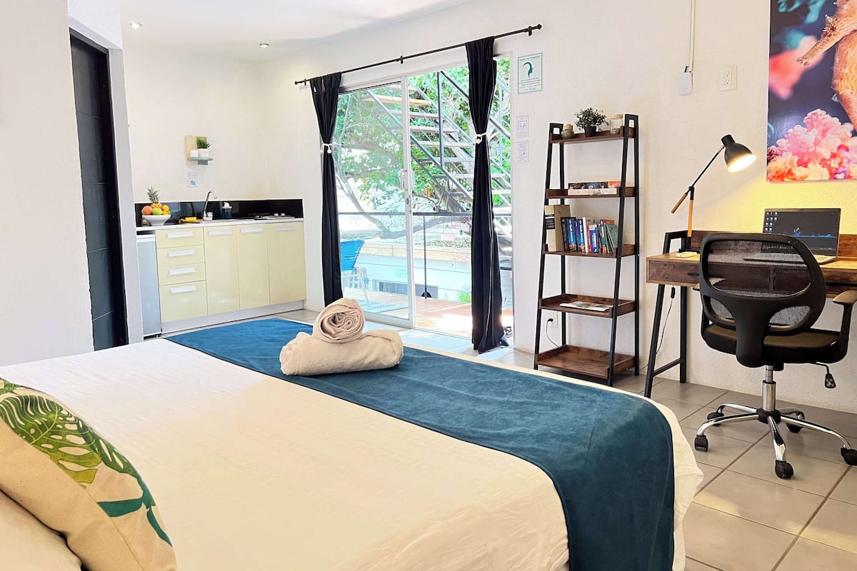 Quarto casal luxo, vista para o pátio | Cofres nos quartos, cortinas blackout, Wi-Fi de cortesia