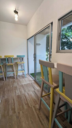 Comfort közös hálóterem, kilátással az udvarra | Nappalirész