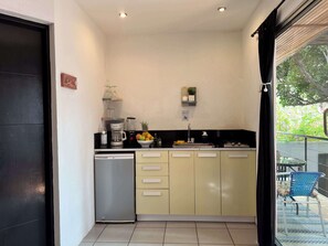 Quarto casal luxo, vista para o pátio | Cozinha privada | Refrigerador em uma área comum