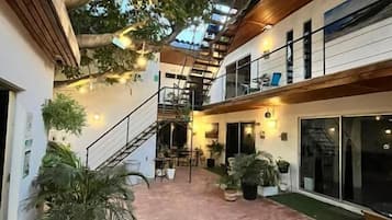 ฝ่ายต้อนรับ