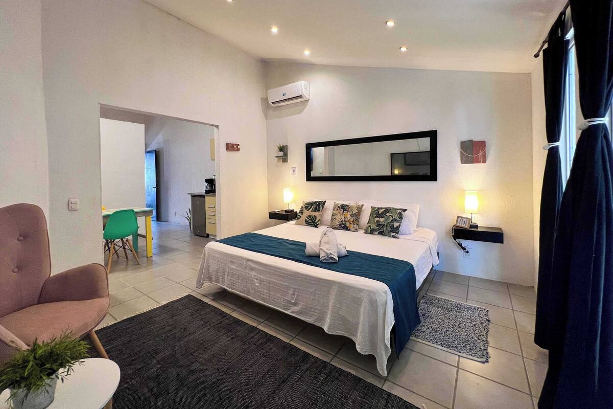 Estúdio família, vista para o pátio | Cofres nos quartos, cortinas blackout, Wi-Fi de cortesia
