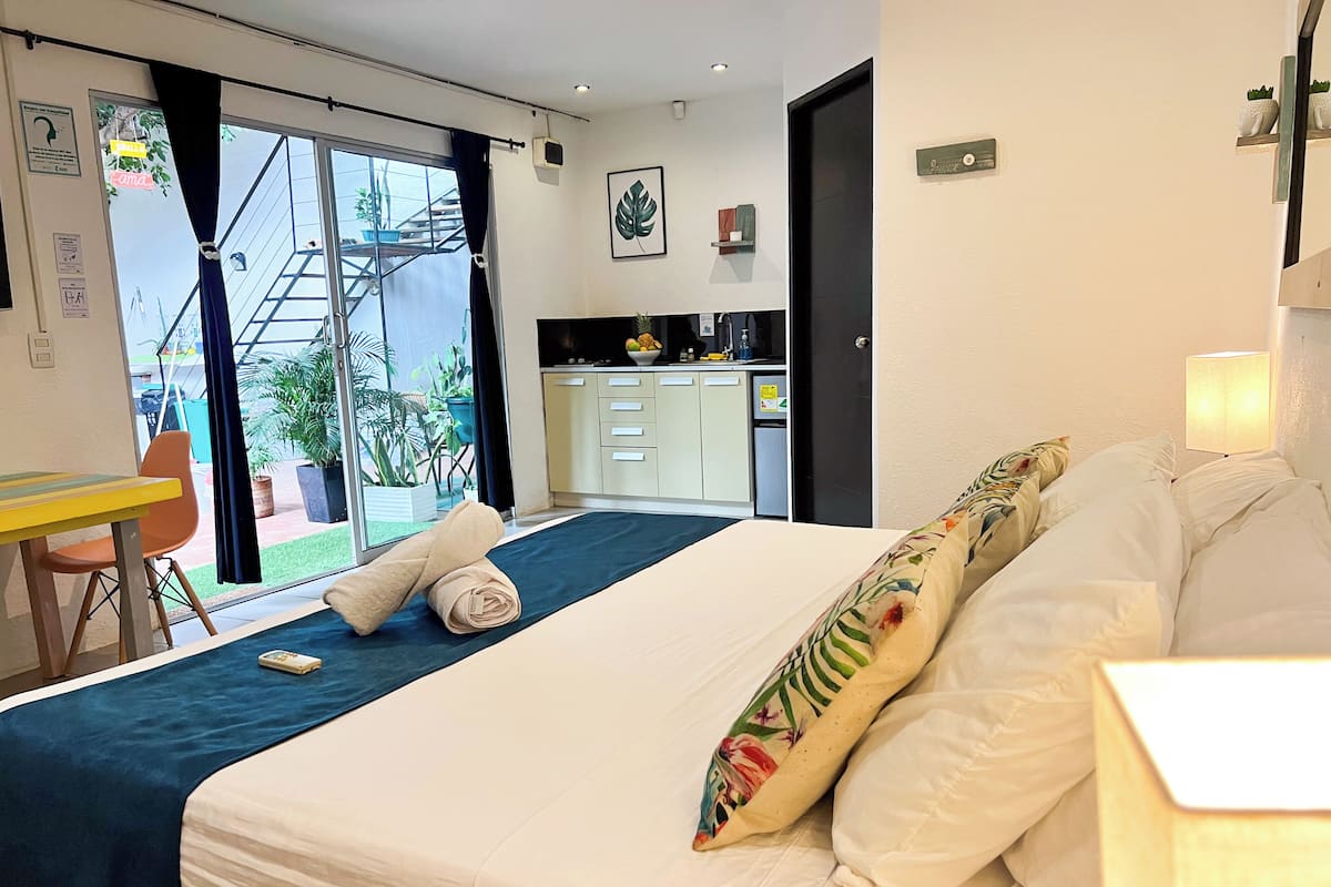 Estúdio luxo, varanda, vista para o pátio | Cofres nos quartos, cortinas blackout, Wi-Fi de cortesia
