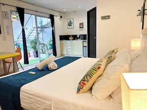 Estudio Deluxe, patio, vistas al patio | Caja fuerte, cortinas opacas, wifi gratis