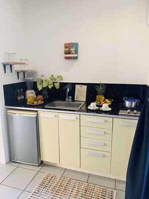 Quarto luxo, varanda, vista para o pátio | Cozinha privada | Refrigerador em uma área comum