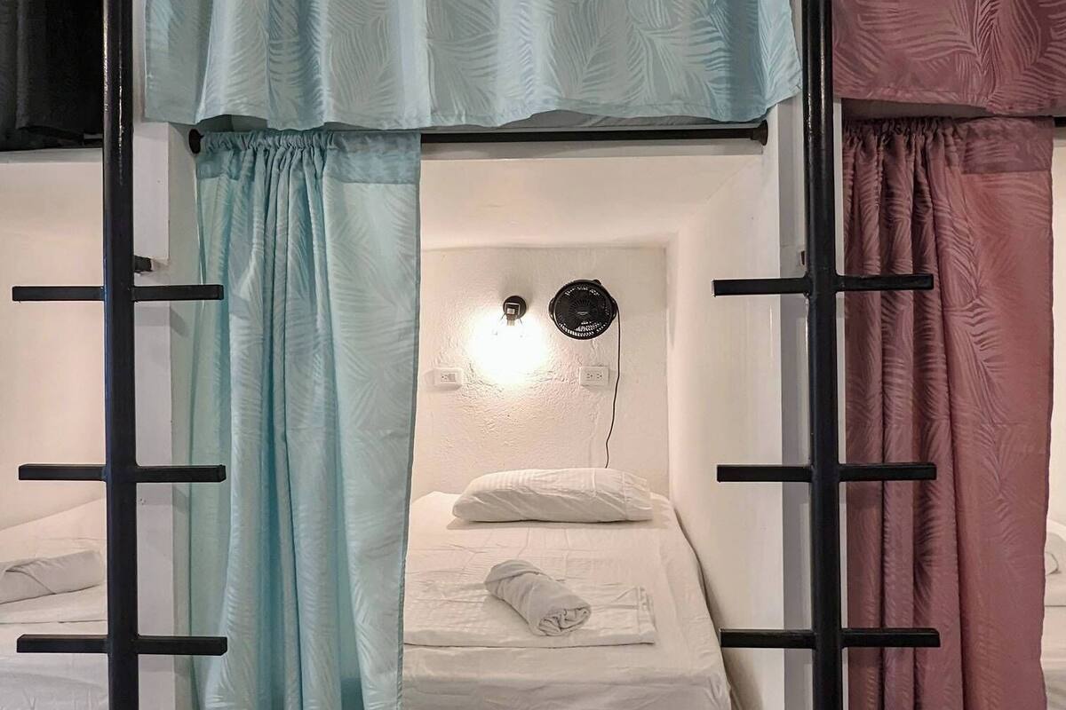 Dormitório compartilhado conforto, vista para o pátio | Cofres nos quartos, cortinas blackout, Wi-Fi de cortesia