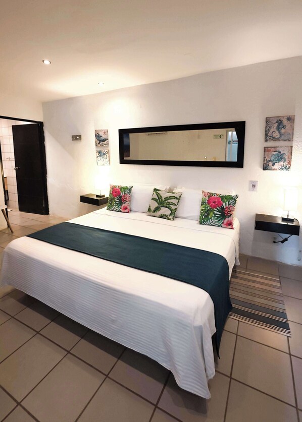 Quarto luxo, varanda, vista para o pátio | Cofres nos quartos, cortinas blackout, Wi-Fi de cortesia