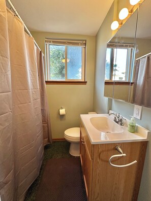 Haartrockner, Handtücher, Seife, Toilettenpapier