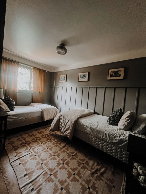 Classic Twin Room, Garden View | Free WiFi - Wilder Lodge (Fairmont Hot Springs)