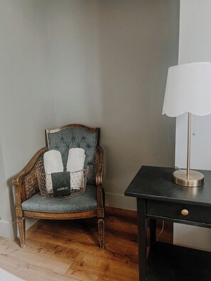 Classic Twin Room, Garden View | Free WiFi - Wilder Lodge (Fairmont Hot Springs)