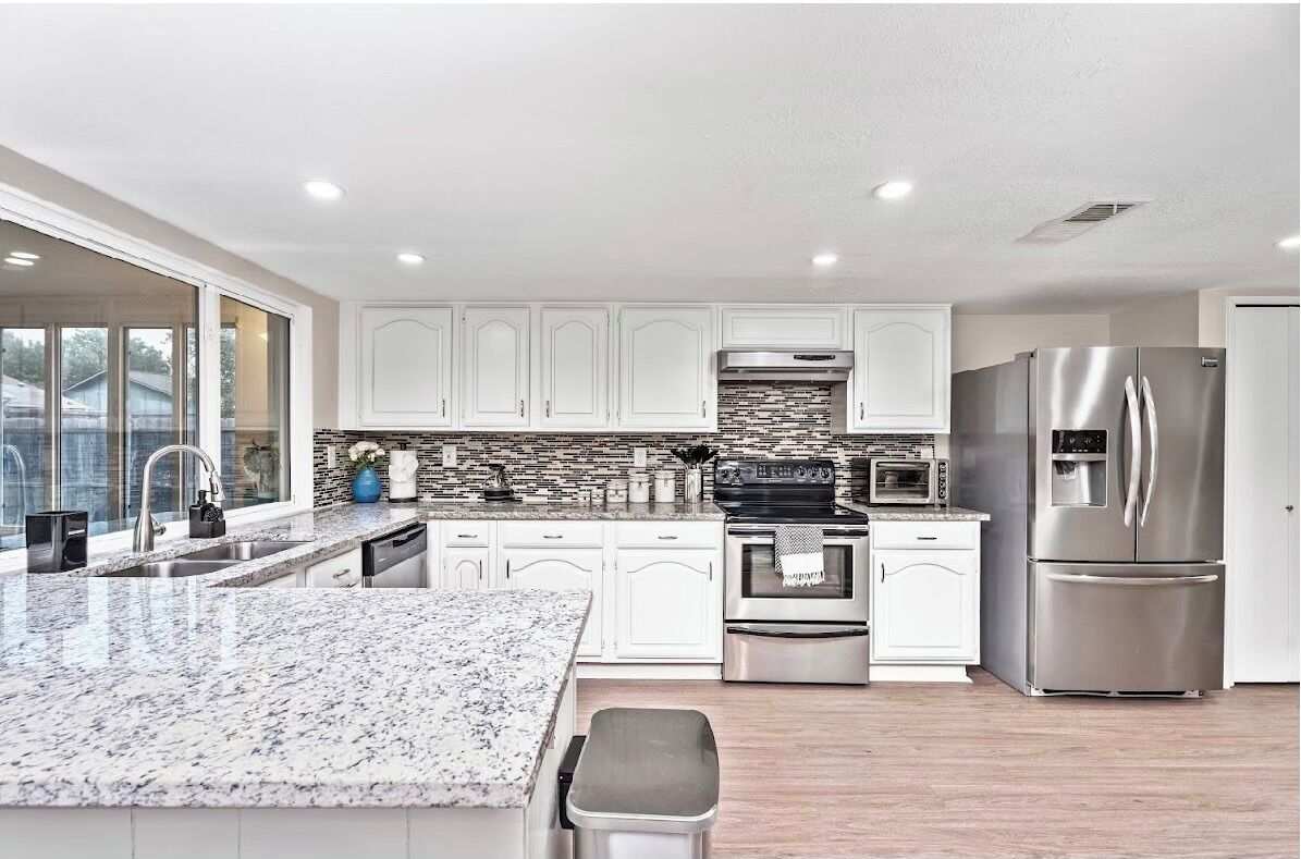 Kjøleskap, mikrobølgeovn, ovn og kokeplater