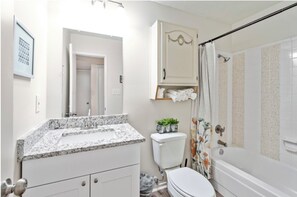 Haartrockner, Handtücher, Seife, Shampoo