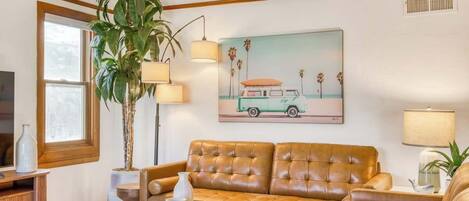 Télévision, cheminée, espaces bureaux