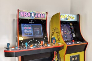 Game room - Mocks Crest Oasis- 5BD/2BA- Arbor Lodge Getaway (Portland)