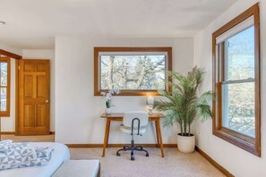 5 habitaciones, tabla de planchar con plancha, cuna de viaje y wifi 