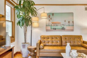 TV, fireplace, offices - Mocks Crest Oasis- 5BD/2BA- Arbor Lodge Getaway (Portland)