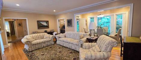 Una Smart TV, una chimenea, libros, una pantalla de ordenador