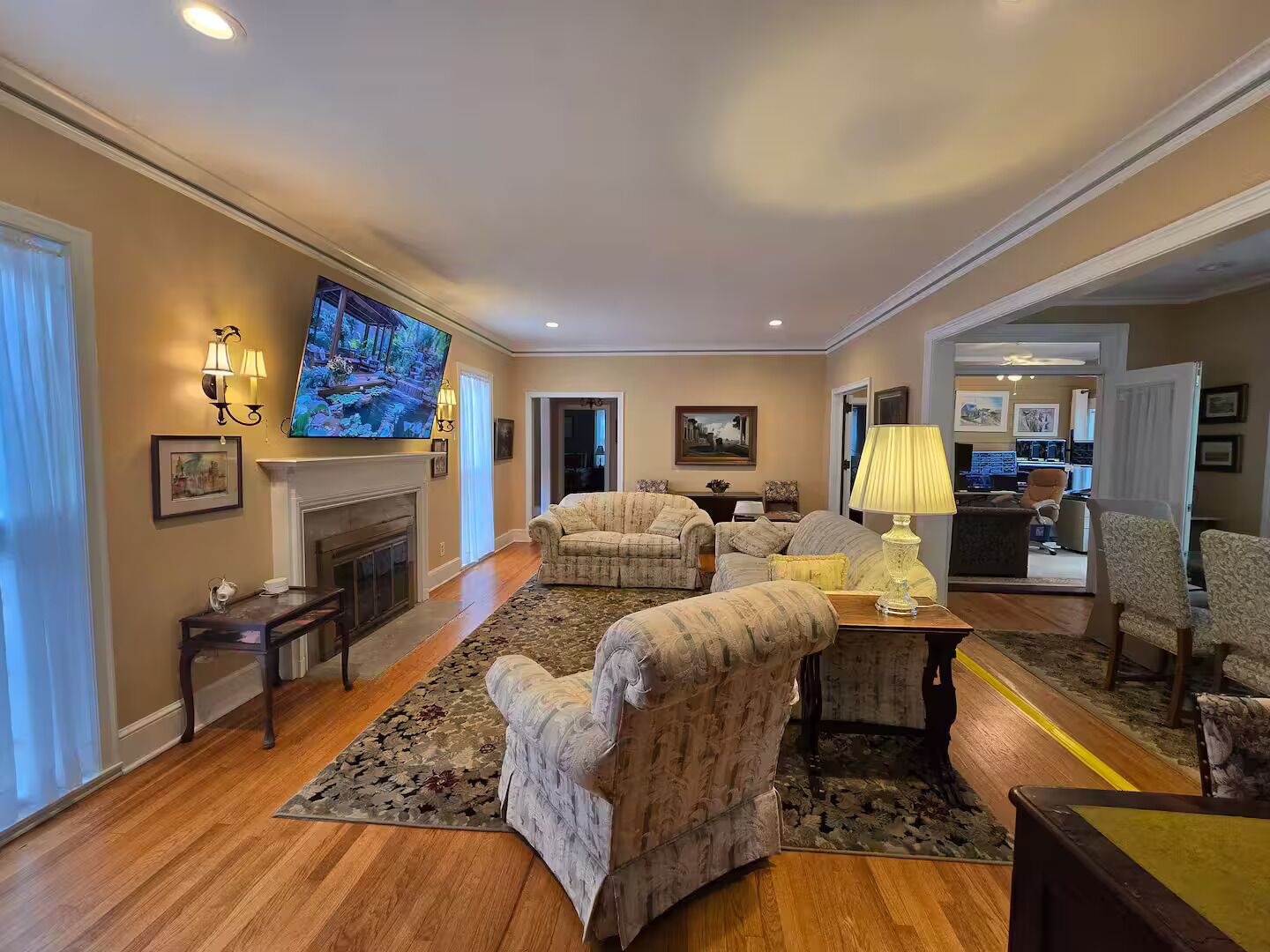 Älytelevisio, takka, kirjoja, tietokoneen näyttö