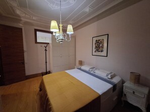 3 室のベッドルーム、アイロン / アイロン台、WiFi、ベッドシーツ
