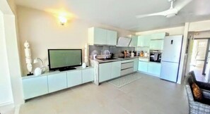 ثلاجة، ميكروويف، فرن، موقد طهي مسطح