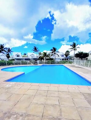 حمّام سباحة خارجي