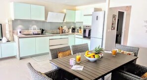 ثلاجة، ميكروويف، فرن، موقد طهي مسطح