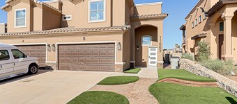 Dos Palmas Home / Modern 3BR Townhome w/ Garage