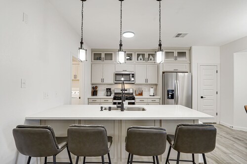 Dos Palmas Home / Modern 3BR Townhome w/ Garage