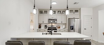 Dos Palmas Home / Modern 3BR Townhome w/ Garage