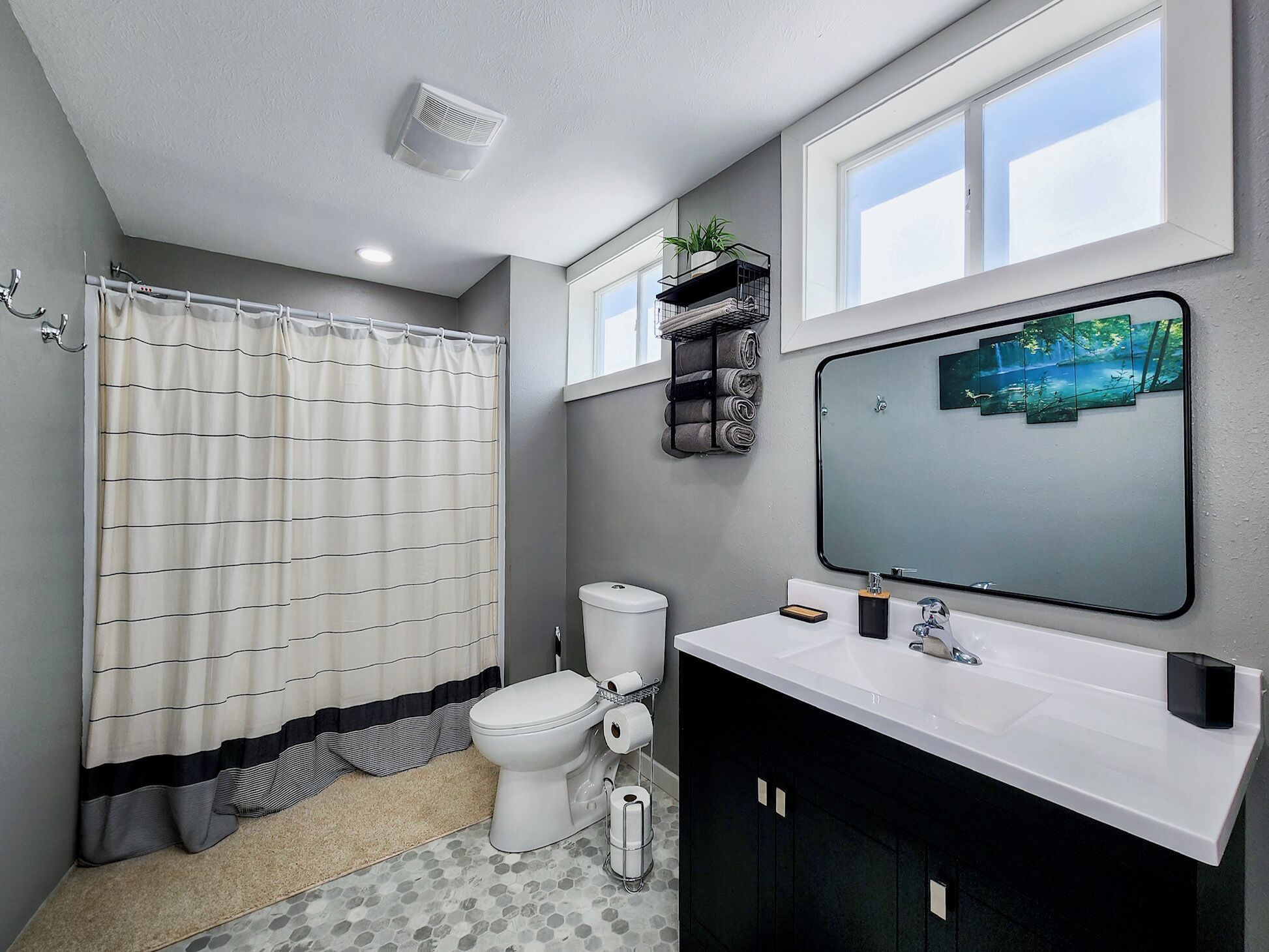 Douche, serviettes fournies, savon, papier toilette