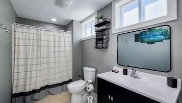 Douche, serviettes fournies, savon, papier toilette