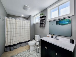 Regadera, toallas, jabón, papel de baño 