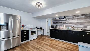 Frigorífico, microondas, horno y placa de cocina