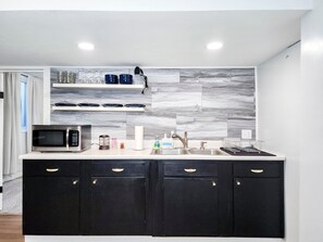 Réfrigérateur, micro-ondes, four, plaque de cuisson