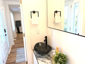 A bathroom with a black sink, a mirror, and a towel rack. - Retreat in countryside / Star Lake Pavillion / Golfing (Midway)