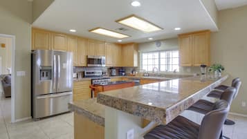 Fridge, microwave, stovetop, dishwasher