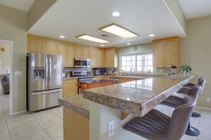 Fridge, microwave, stovetop, dishwasher