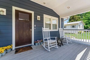 Terrace/patio - The Blue Bungalow Stay for 8 (Mooresville)