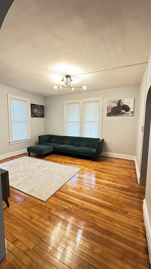 Living area - Utica 3b/1b apartment (Utica)