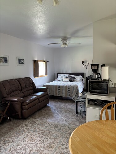 Dog friendly with fenced in back yard Peaceful cabin with AC in charming Worland