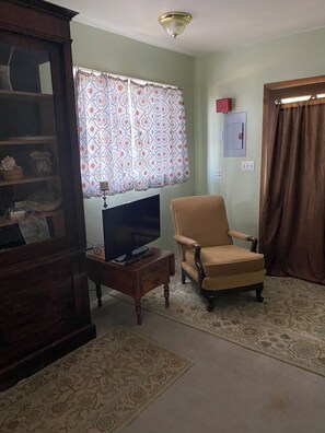 Interior - Dog friendly with fenced in back yard Peaceful cabin with AC in charming Worland (Worland)