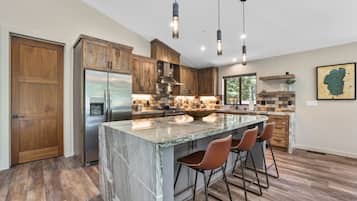 KylskÄp, mikrovÄgsugn, ugn och spishÀll