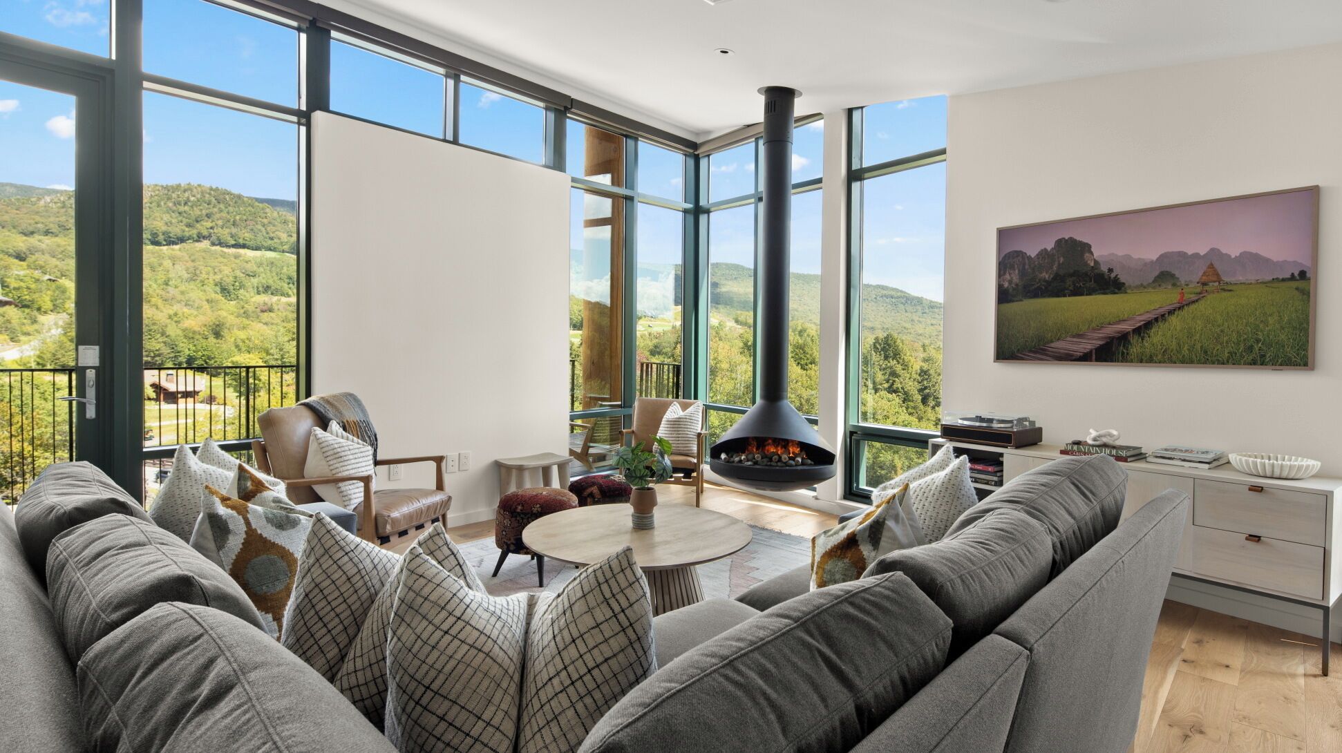 Una Smart TV, una chimenea