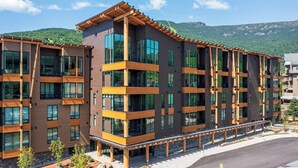 Un hotel de varios pisos con un diseño moderno, con balcones y ventanas amplias.