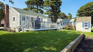 Il s’agit d’une propriété résidentielle comprenant une maison principale, un garage séparé et un petit abri de jardin.