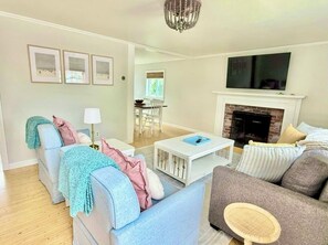 TV, fireplace - The Tinker Bell By The Sea ~ Charming 2-bedroom house in Dennisport w/AC (Dennis)