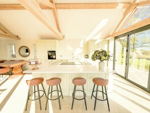 Fridge, microwave, oven, stovetop - Cotswold Barn | 360° Views | Peaceful Escape (Tredington)